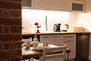 Kühlschrank, Ofen, Herdplatte, Wasserkocher mit Kaffee-/Teezubehör