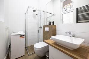 Secador de pelo, toallas