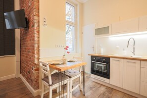 Fridge, oven, stovetop, coffee/tea maker