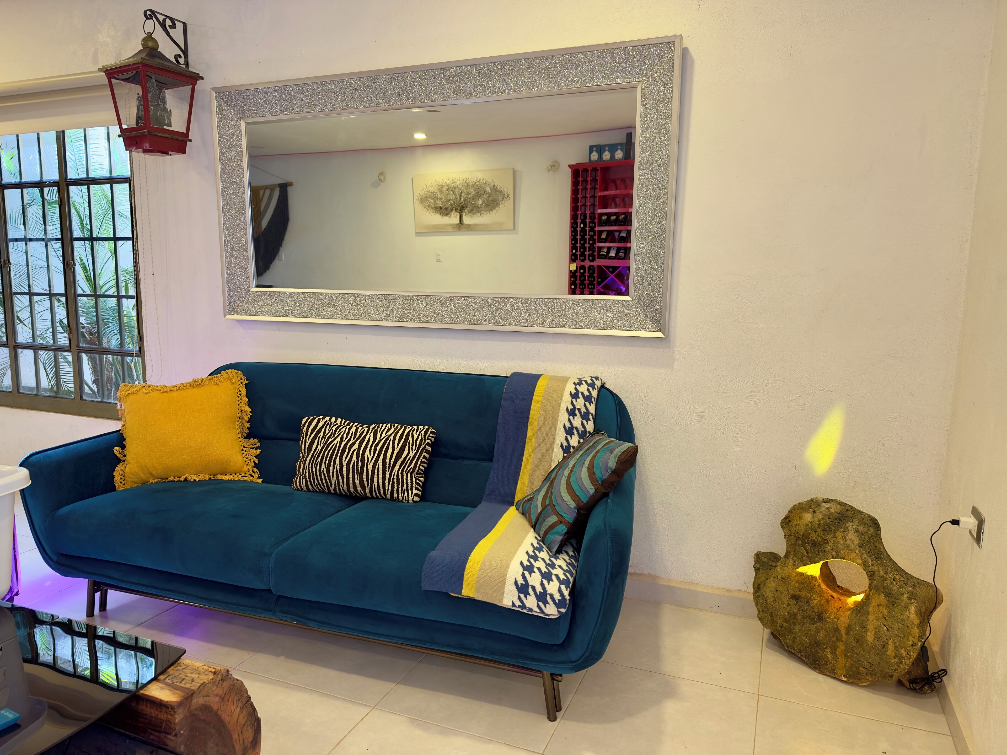 TV connectée, livres, chaîne hi-fi