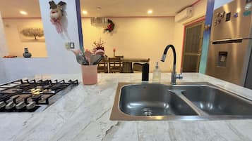 Frigorífico, microondas, placa de cocina y cafetera o tetera
