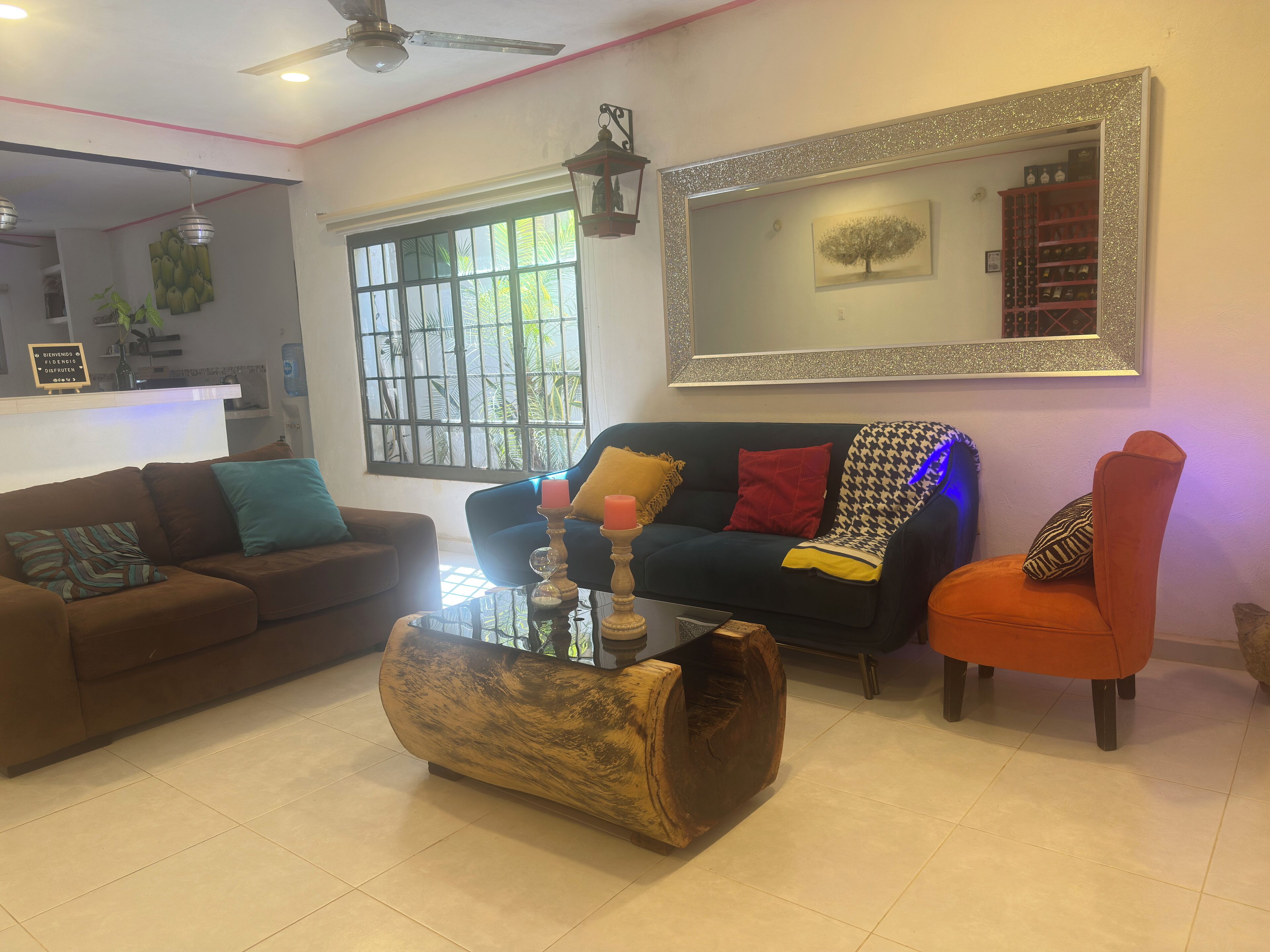 TV connectée, livres, chaîne hi-fi