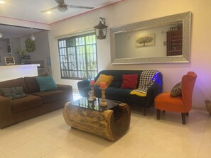 Smart-TV, Bücher, Stereoanlage