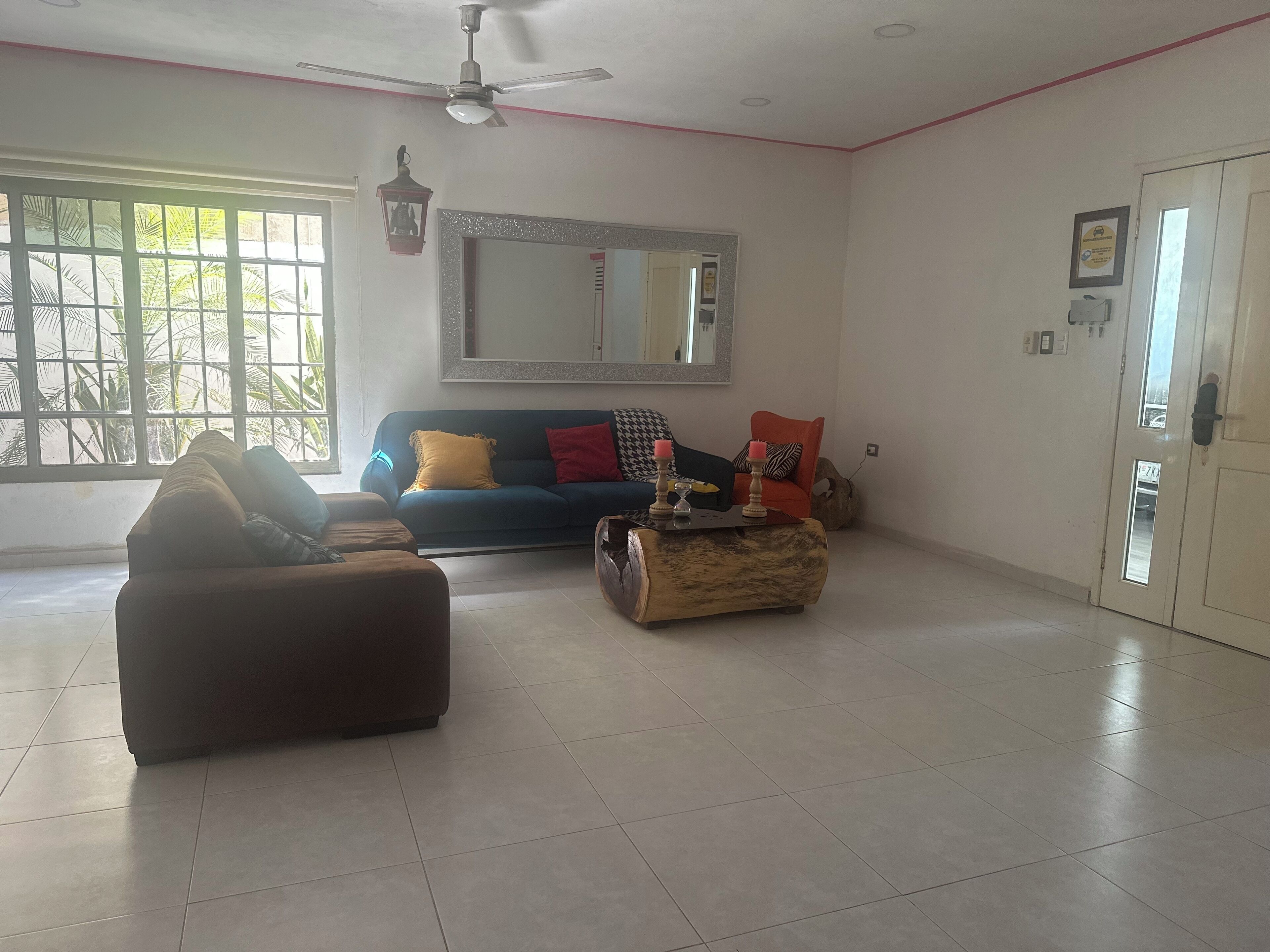 TV connectée, livres, chaîne hi-fi