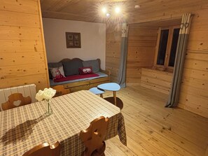 Living area - Cosy apartment, Le Loissel, Villaroger 4kms from the chairlift to Les Arcs (Villaroger)
