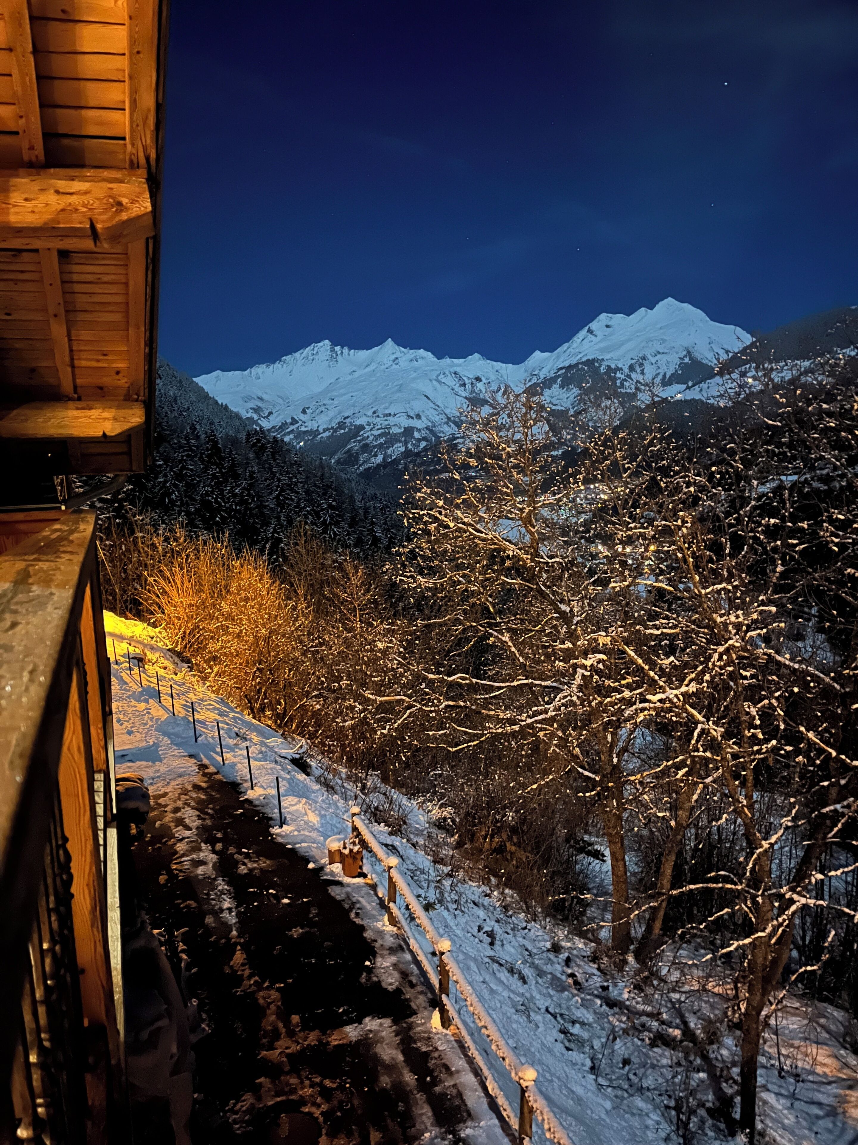 Eine verschneite Berglandschaft mit einer Holzhütte.