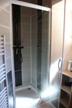 Dusche, Haartrockner, Handtücher, Seife