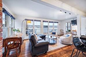 Smart TV, fireplace, books, offices