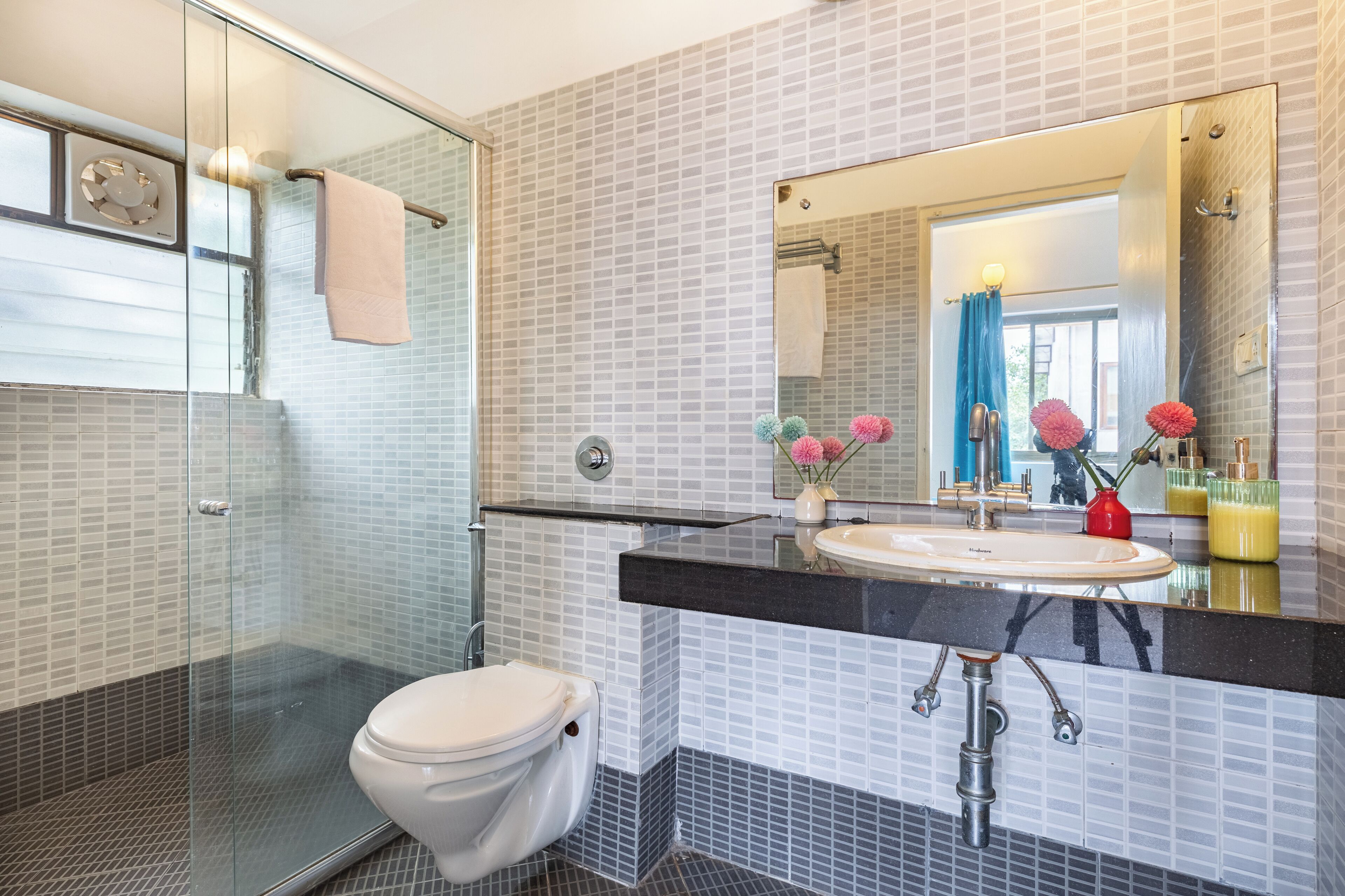 Apartamento | Baño | Ducha, cabezal de ducha tipo lluvia, secador de pelo y toallas