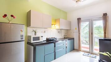Deluxe Apartment | Private kitchen | Toaster, cookware/dishes/utensils, cleaning supplies