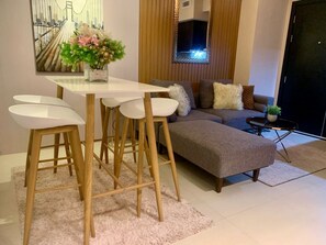 Smart TV - Cozy 1-bedroom Condo near Abreeza Ayala Mall with City View and Free Parking (Davao City)