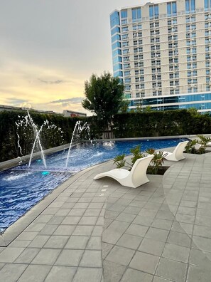 Pool - Cozy 1-bedroom Condo near Abreeza Ayala Mall with City View and Free Parking (Davao City)