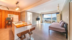 Basic Room, 1 Bedroom (Violin VINTAGE (Ocean View/Spa)) | 1 bedroom, free WiFi - Namhae Aria Spa Pension (Namhae)