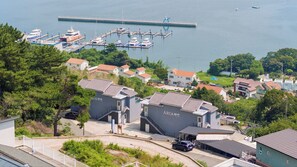 Una zona residencial costera con casas, un puerto deportivo y un muelle.