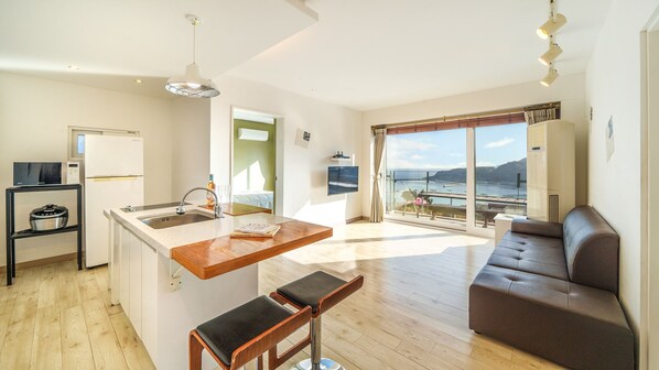Basic Room, 1 Bedroom (Cello VINTAGE (Ocean View/Spa)) | 1 bedroom, free WiFi - Namhae Aria Spa Pension (Namhae)