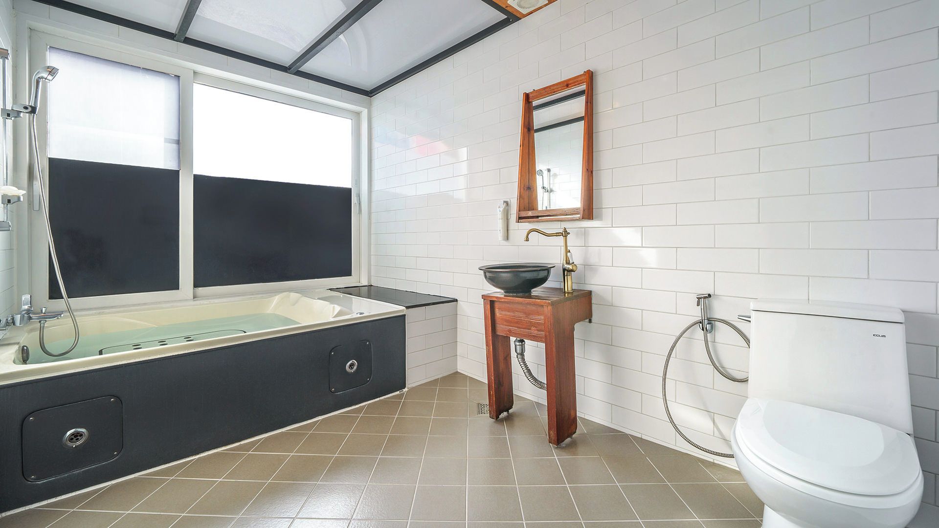 Un baño moderno con bañera, lavamanos e inodoro.