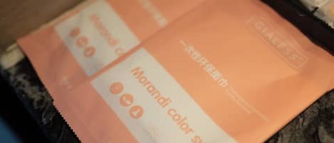 Un paquete con el texto 'Sistema de color Morandi' y 'GIALESS'.