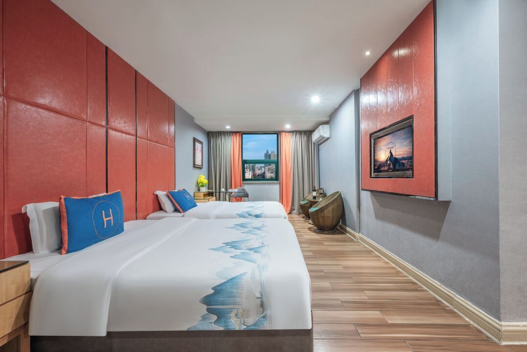 Una habitación de hotel con una cama grande, vistas a la ciudad y una ventana con cortinas.