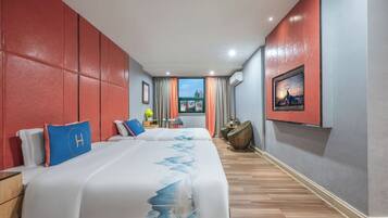 Una habitación de hotel con una cama grande, vistas a la ciudad y una ventana con cortinas.