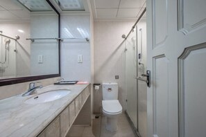 Kahden hengen comfort-huone, kaupunkinäköala | Kylpyhuone | Suihku, ilmaiset hygieniatuotteet, hiustenkuivaaja, pyyhkeet