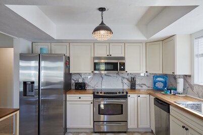 Gorgeous Villa on Preserve with Pool! Sleeps 20!