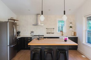 Kjøleskap, mikrobølgeovn, ovn og kokeplater