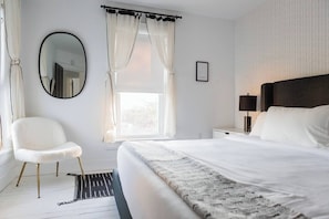 3 habitaciones, escritorio y tabla de planchar con plancha