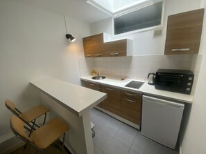 Kjøleskap, mikrobølgeovn, kokeplater og kaffetrakter/tekoker