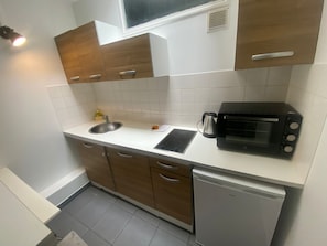 Réfrigérateur, four à micro-ondes, surface de cuisson, cafetière-théière