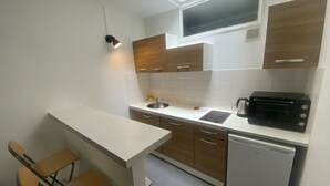 Cafetera i tetera, frigorífic, microones i placa de cuina 