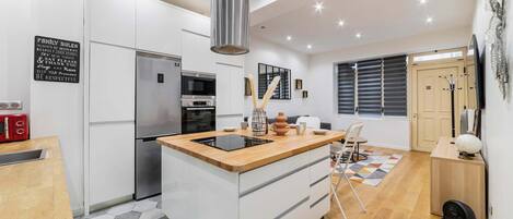 Réfrigérateur, micro-ondes, plaque de cuisson, cafetière/bouilloire