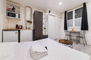 مكواة/لوح كي وواي فاي وملاءات أسرّة