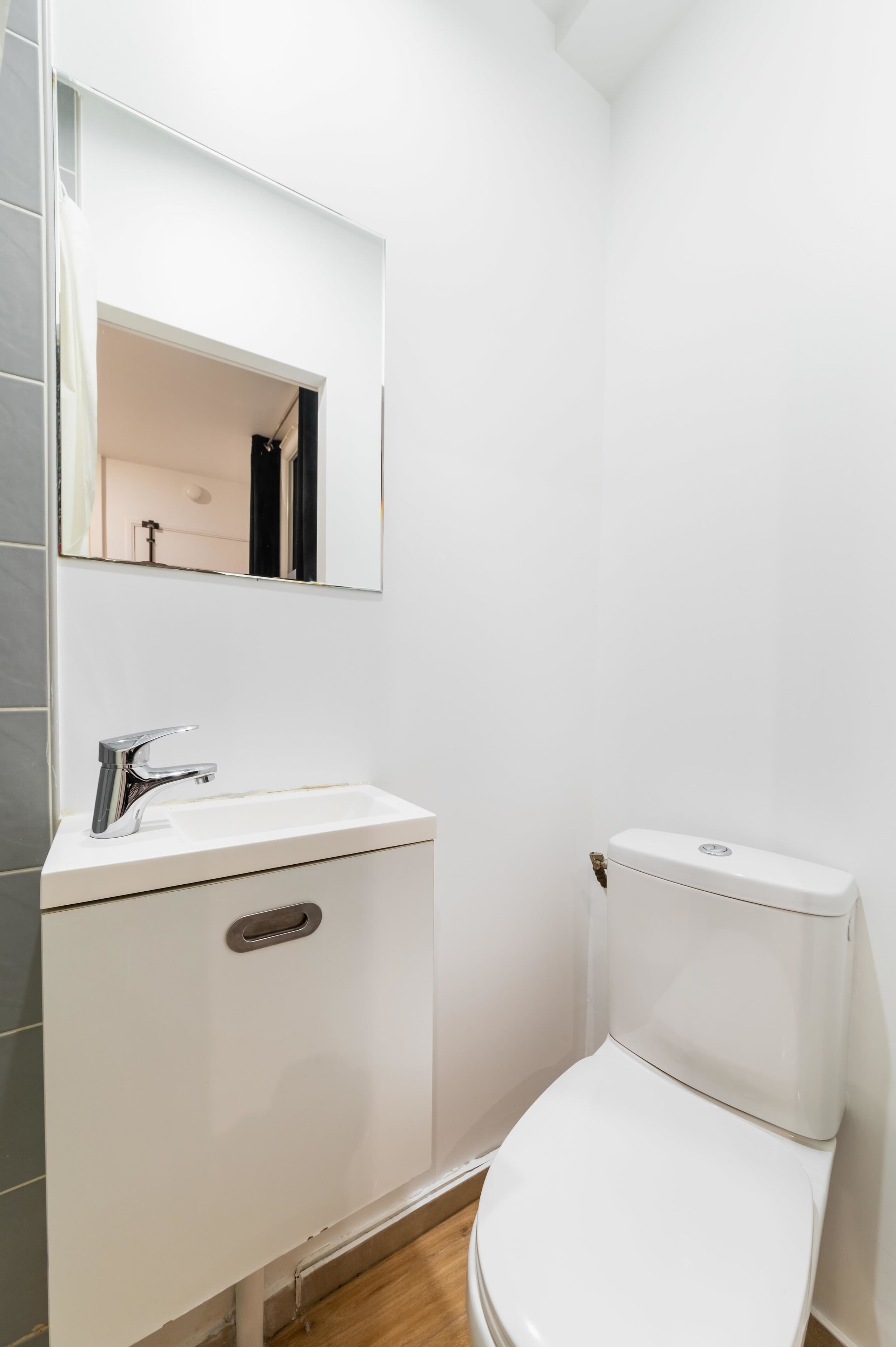 Douche, sèche-cheveux, serviettes fournies