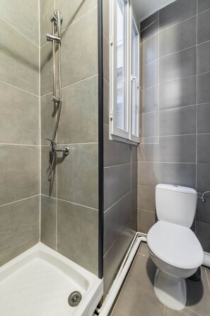 Dusche, Haartrockner, Handtücher