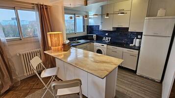 Réfrigérateur, micro-ondes, plaque de cuisson, cafetière/bouilloire