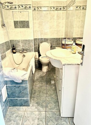 Regadera, secadora de cabello, toallas 