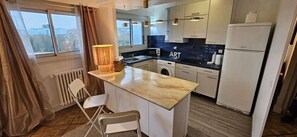 Refrigerador, microondas, parrilla de estufa y cafetera y tetera 