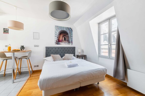 Iron/ironing board, WiFi, bed sheets