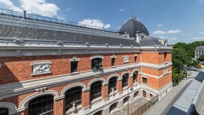 A historic building with a prominent dome and arched windows. - Jardin des Plantes View Studio w/ High-Speed WiFi (Paris)