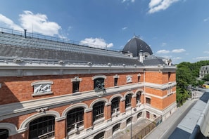 Un bâtiment historique doté d’un dôme imposant et de fenêtres en arc de cercle.