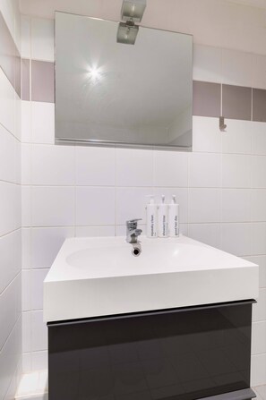 Shower, hair dryer, towels, shampoo