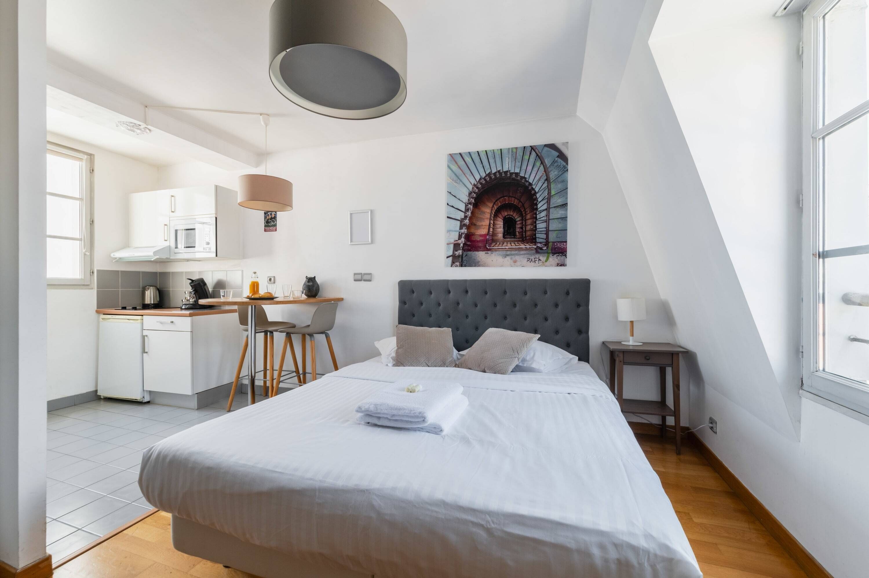 Een strijkplank/strijkijzer, wifi, beddengoed