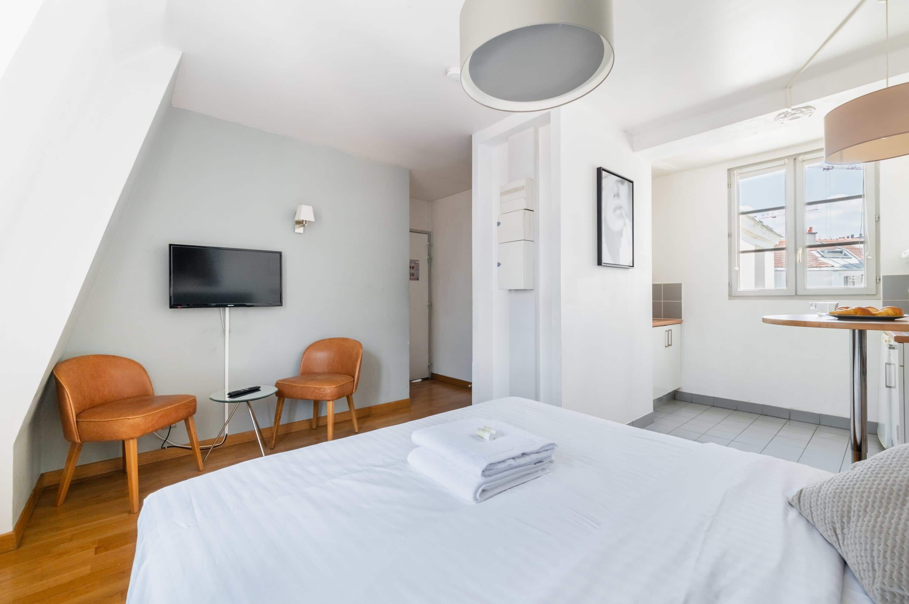Iron/ironing board, WiFi, bed sheets