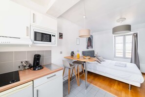 Iron/ironing board, WiFi, bed sheets