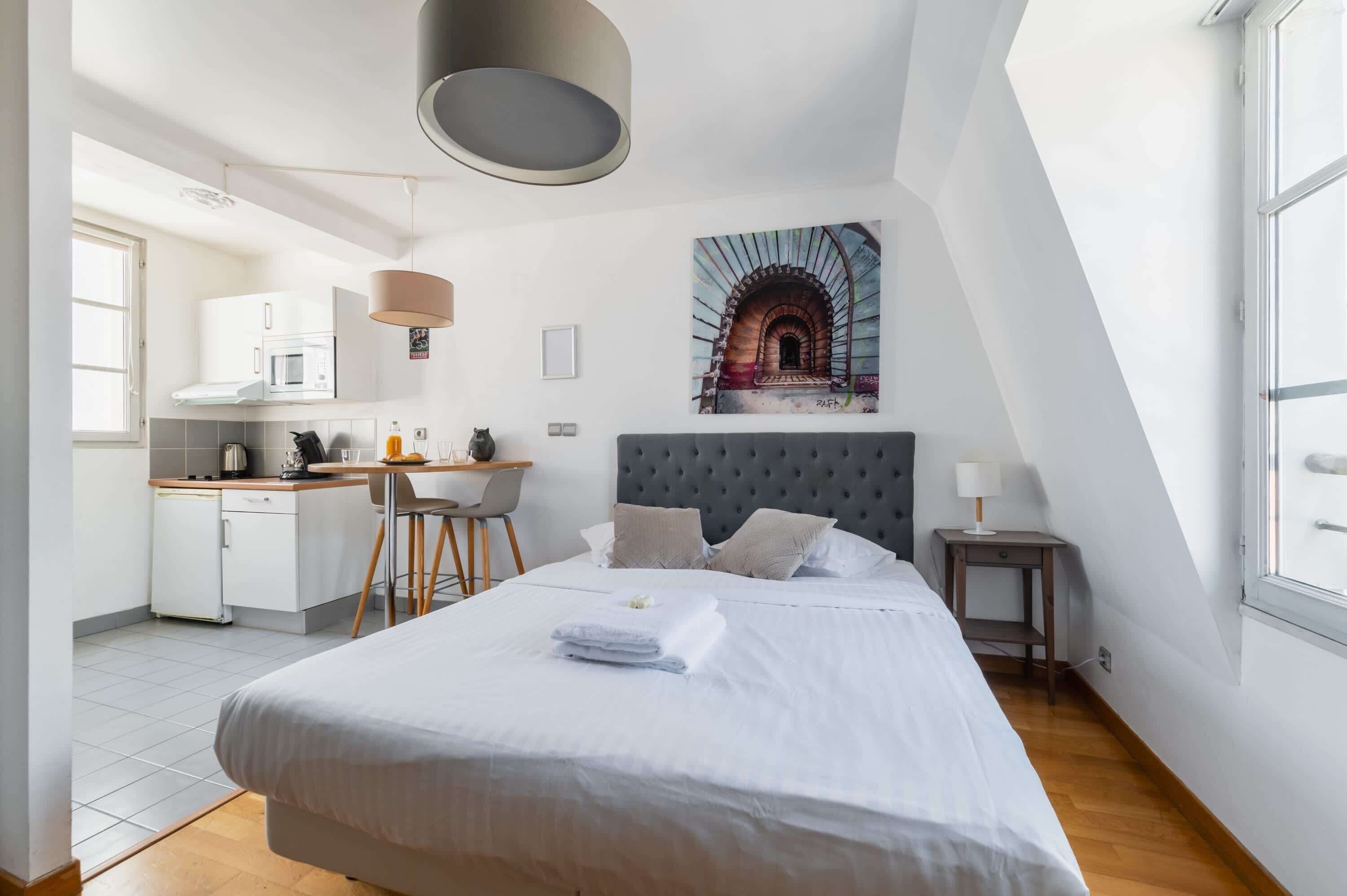 Tabla de planchar con plancha, wifi y ropa de cama 