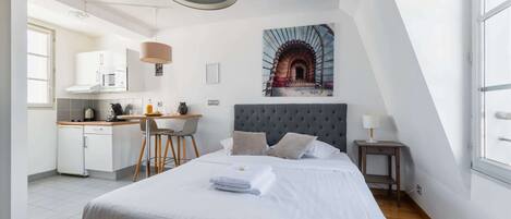 Tabla de planchar con plancha, wifi y ropa de cama