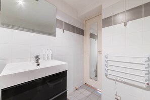 Douche, sĂšche-cheveux, serviettes fournies, shampoing