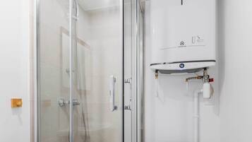 Douche, sĂšche-cheveux, serviettes fournies