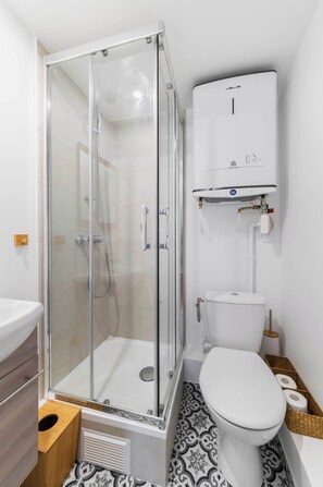 Douche, sèche-cheveux, serviettes fournies