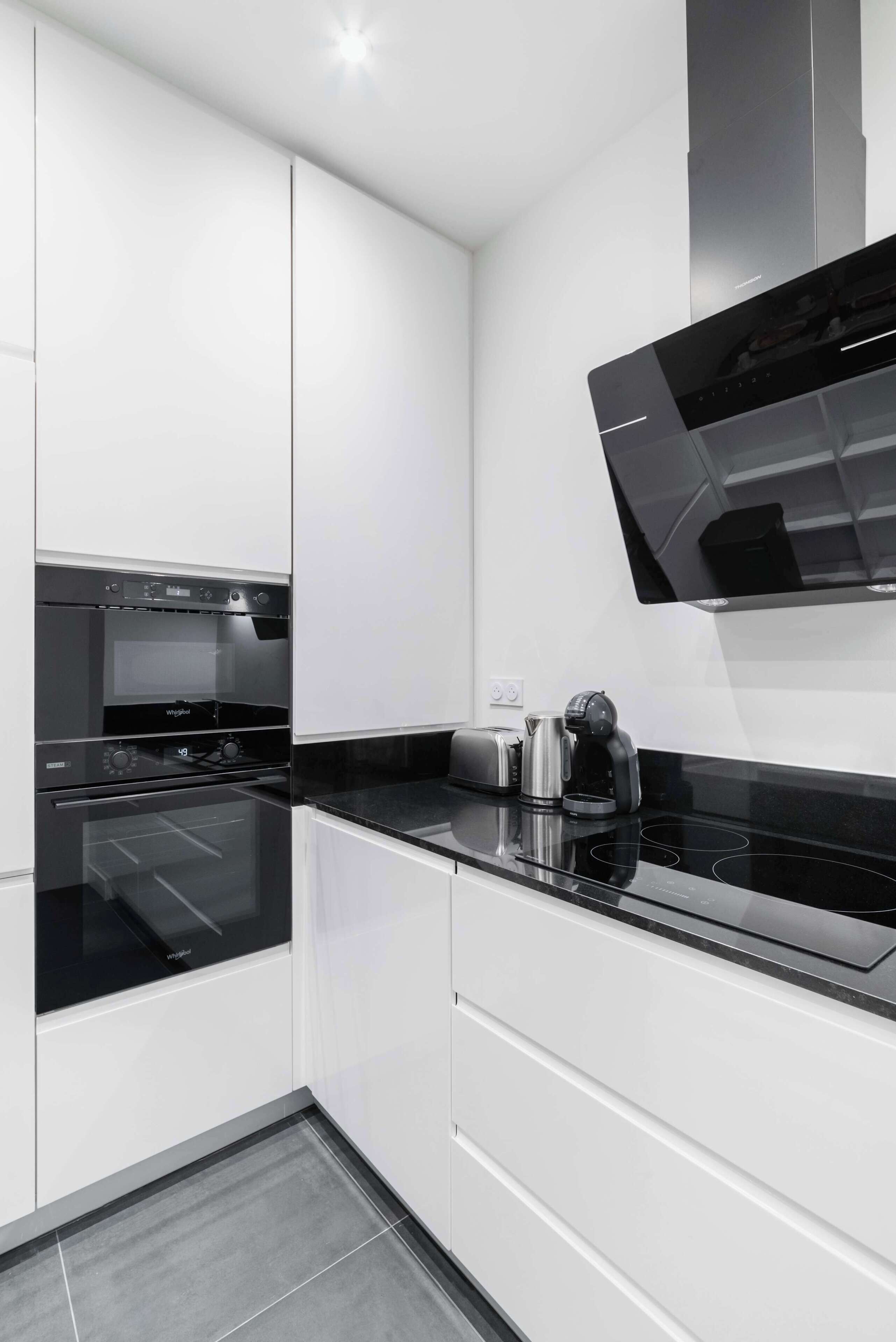 Jääkaappi, mikroaaltouuni, liesi, kahvin-/teenkeitin